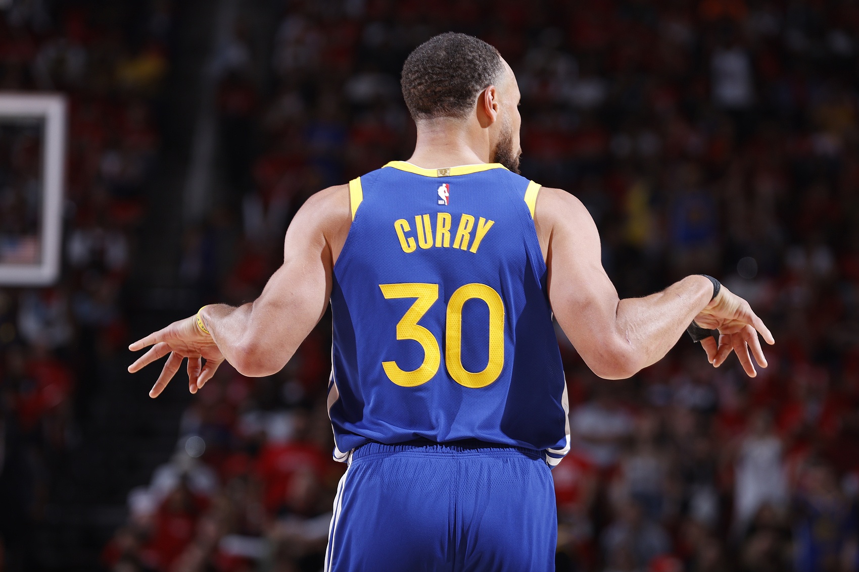 库里对现役球星季后赛战绩：vs詹姆斯17胜11负 vs利拉德10胜0负