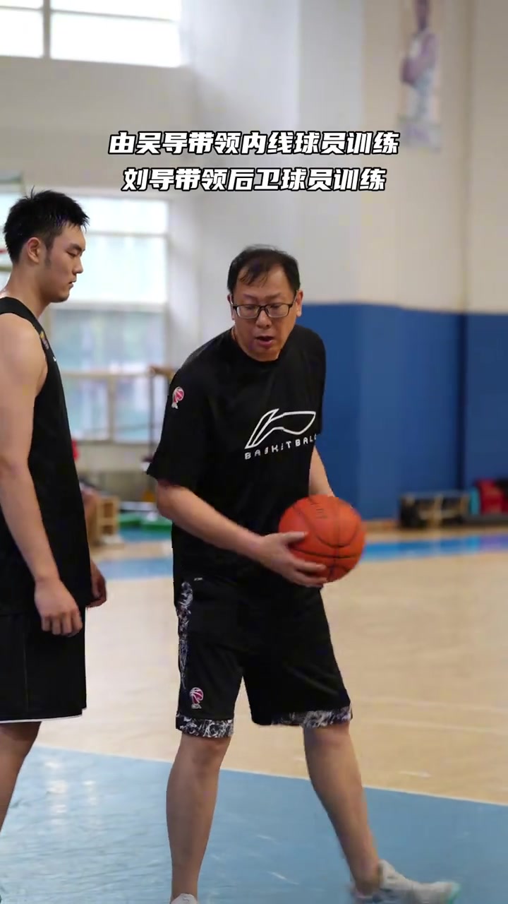 辽篮今日训练日常：吴导带领内线球员训练 展现梦幻脚步