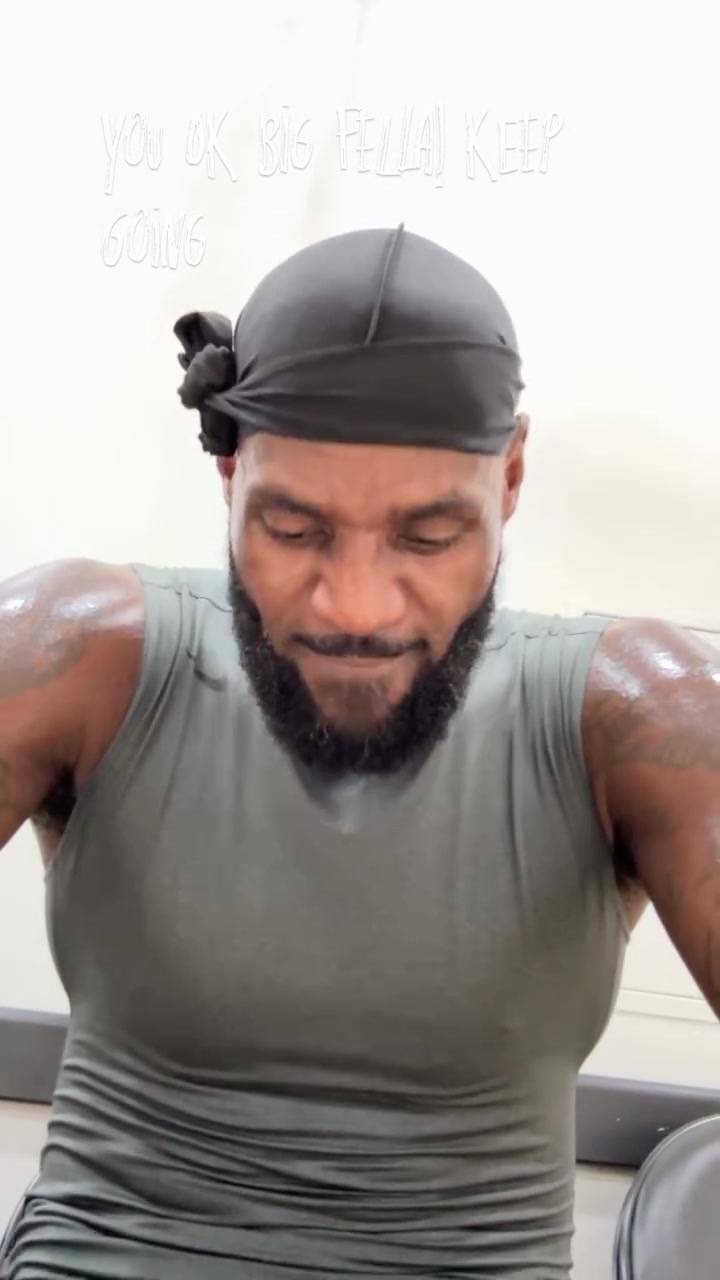 老骥伏枥💪🏾詹姆斯自拍练到汗流浃背：你没事 坚持下去🤯