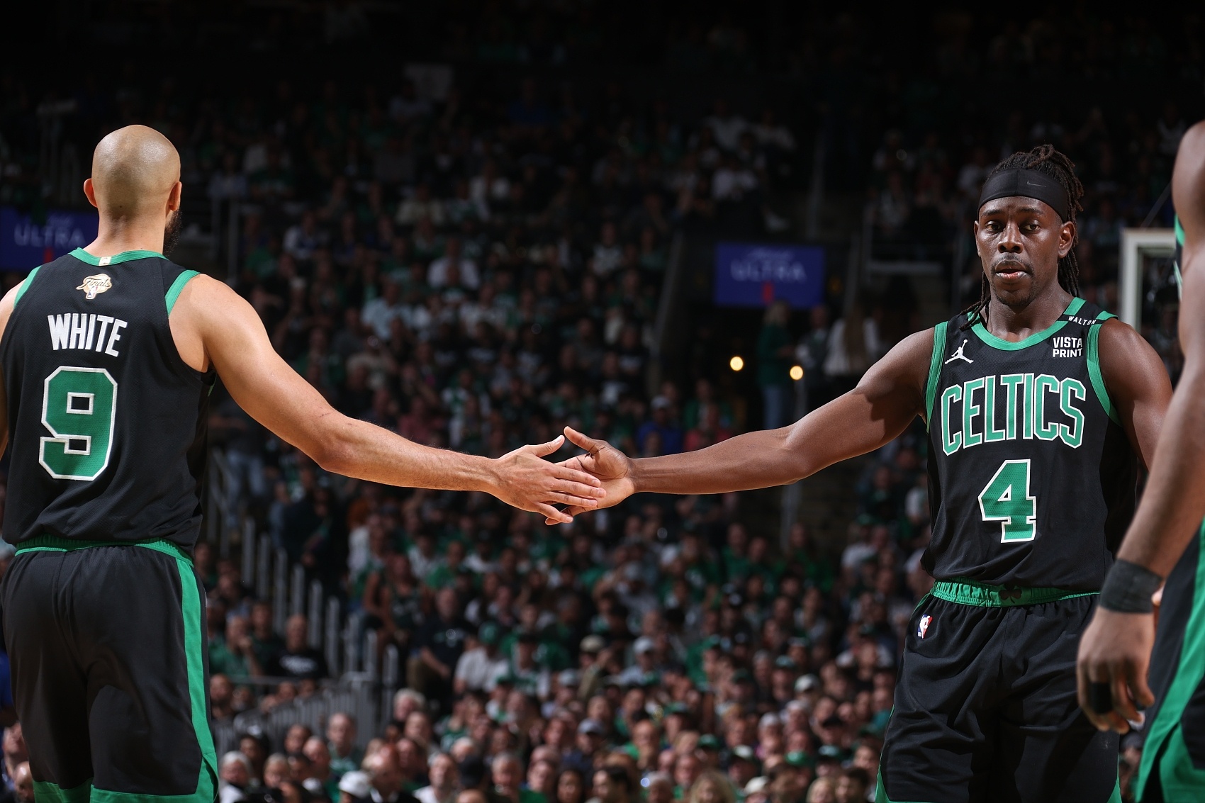 德里克-怀特：霍勒迪愿意让我打控卫 我从他身上学到了很多