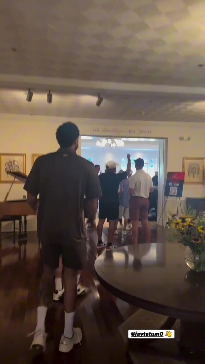 恢复神速😂塔图姆举行慈善高尔夫赛 行走时已无需穿保护靴⛳️