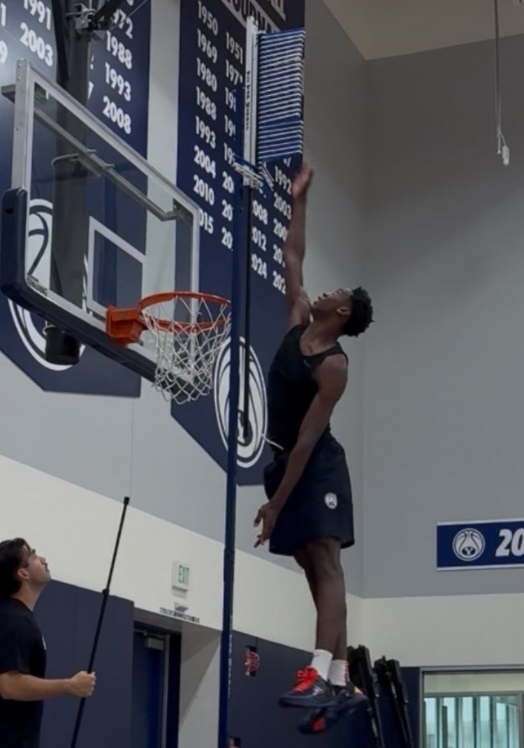 整个头几乎超筐！AJ-迪班萨训练展示超强弹跳！