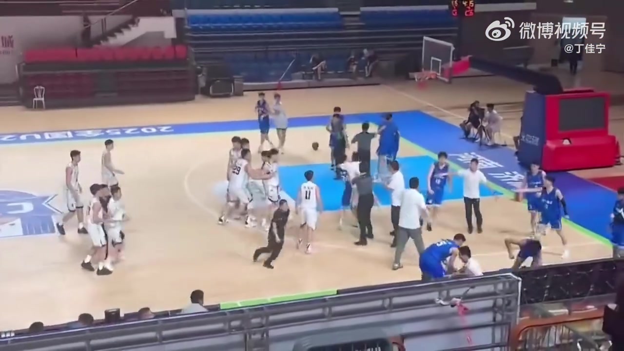 辽宁&山东U21男篮冲突！辽宁一球员摔倒后被4名山东球员围着脚踢