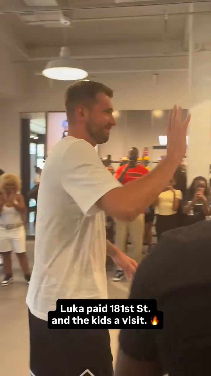 😎近距离看真的瘦了好多！东契奇现身纽约参加活动