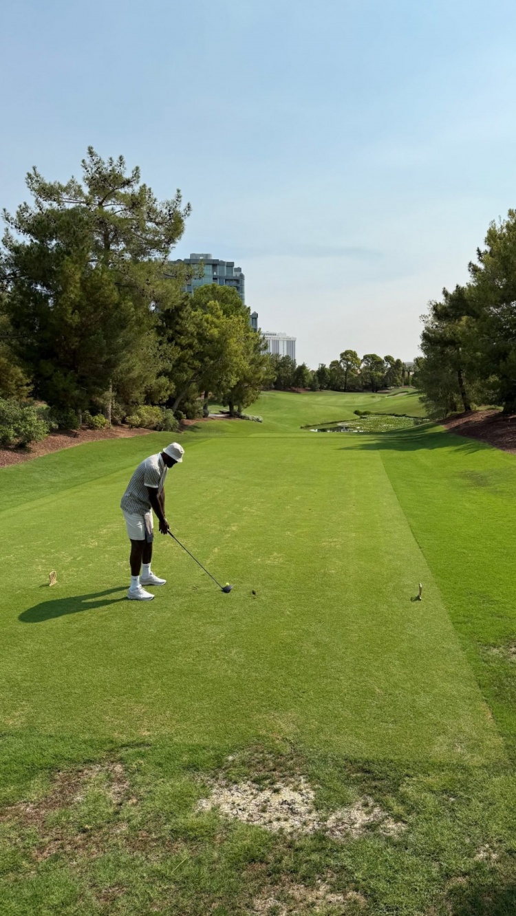 德里克-怀特打趣：我打高尔夫肯定比詹姆斯强 但我们都得多练