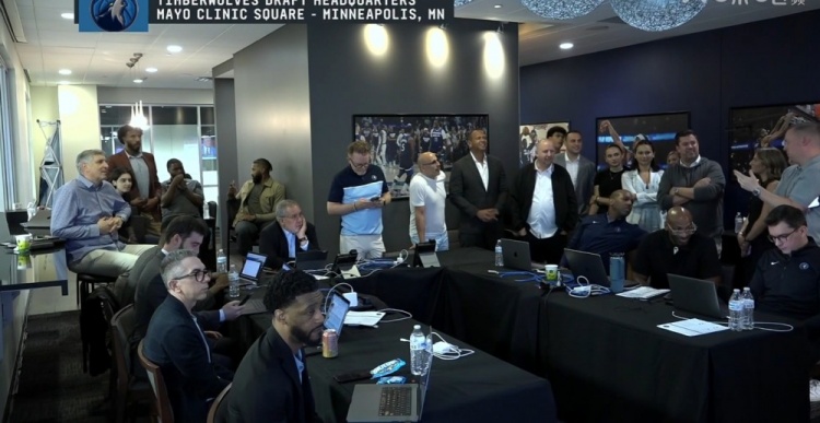 拓记：球队在16顺位拿下杨瀚森是因为后面的森林狼和篮网都想选他