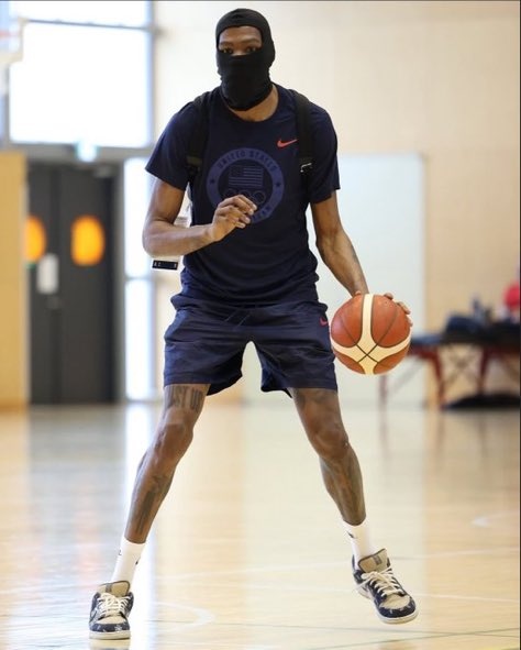 你热不热？😂杜兰特今日戴着忍者头套训练