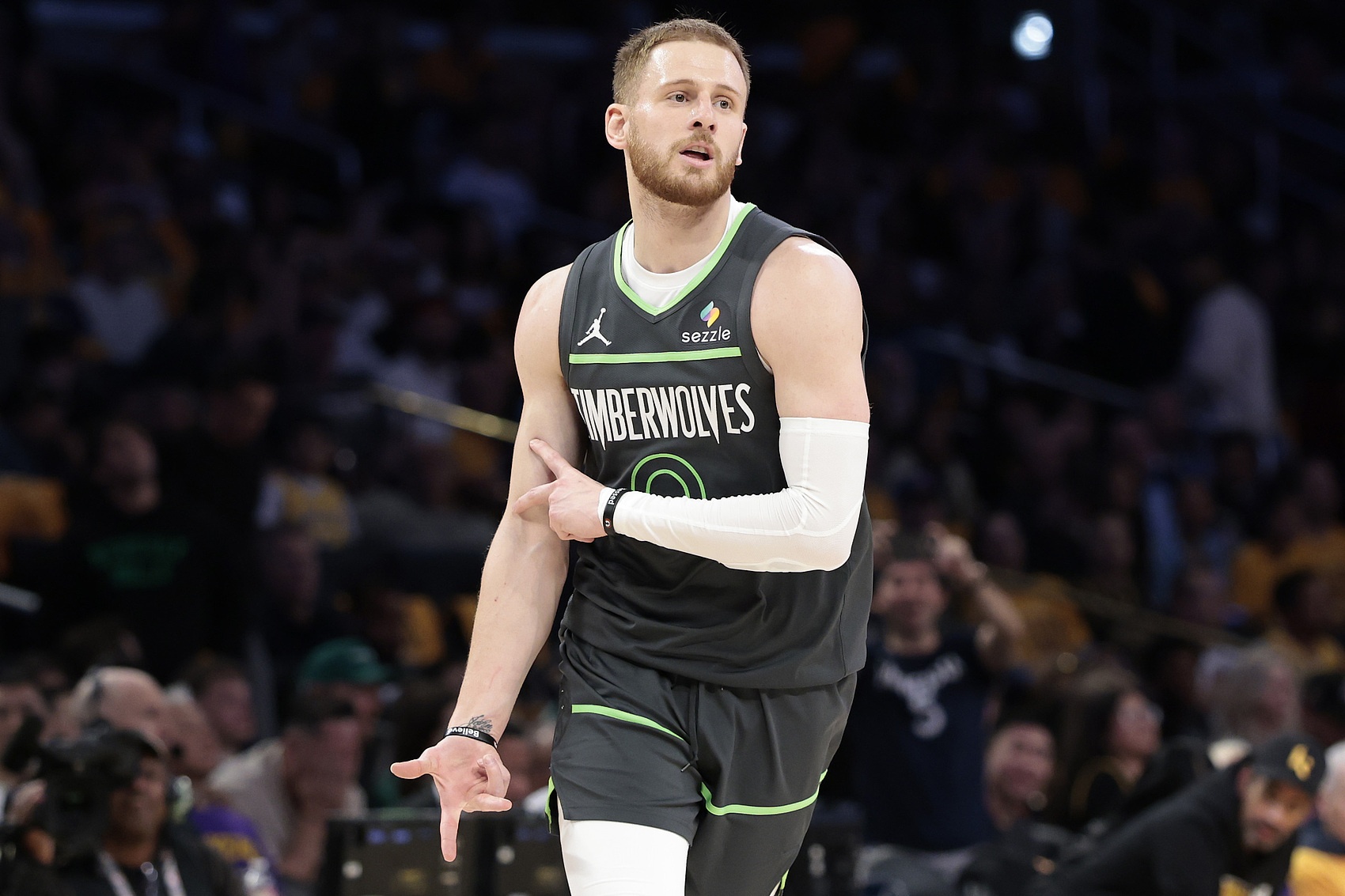 队记：迪文岑佐不会出战今年欧锦赛 但不影响他出战新赛季的NBA