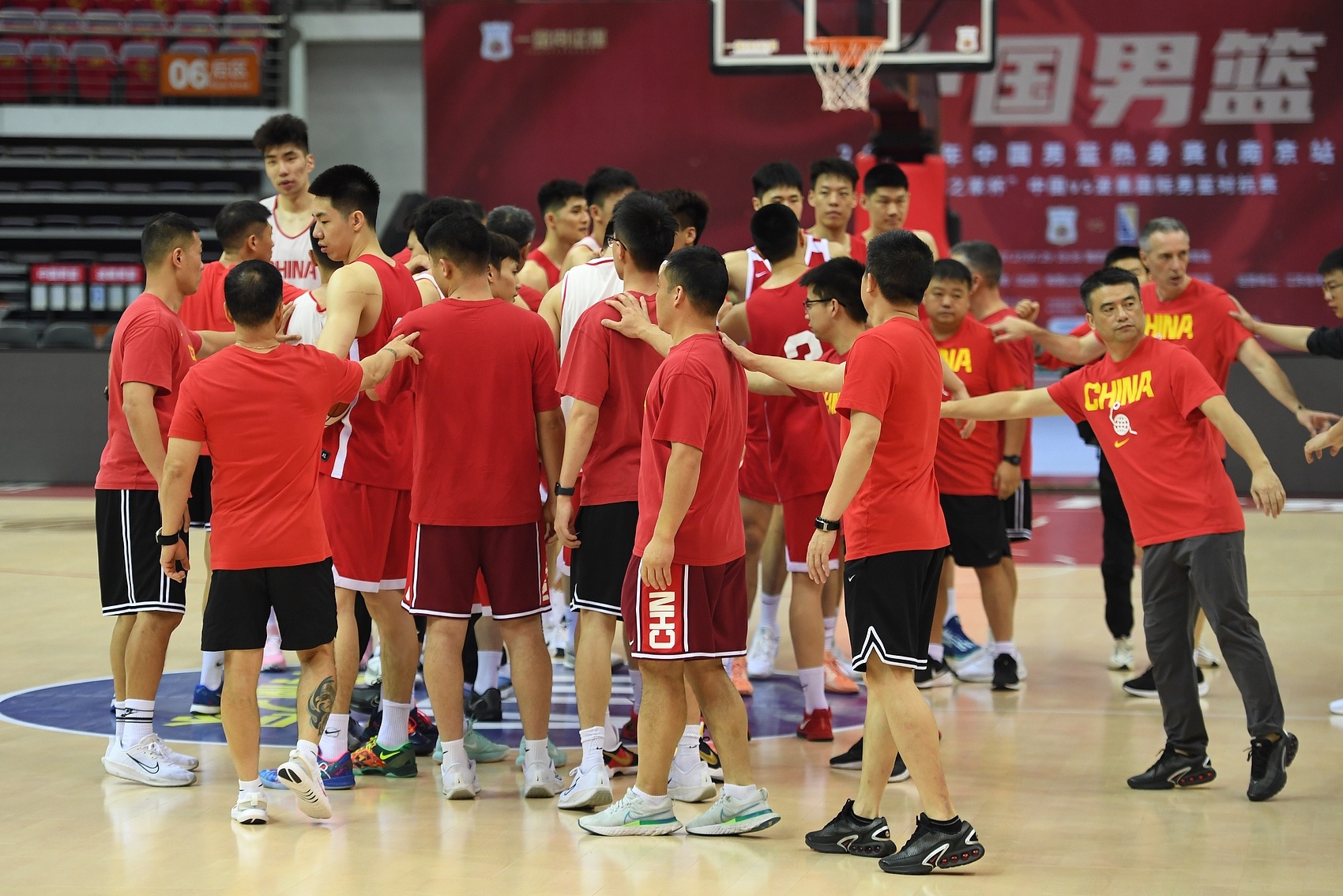 探长：中国男篮已顺利抵达沙特吉达 完成了在当地的首堂训练课