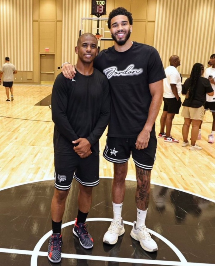 球探：塔图姆在赌城办训练营 全程没穿保护靴&移动自如