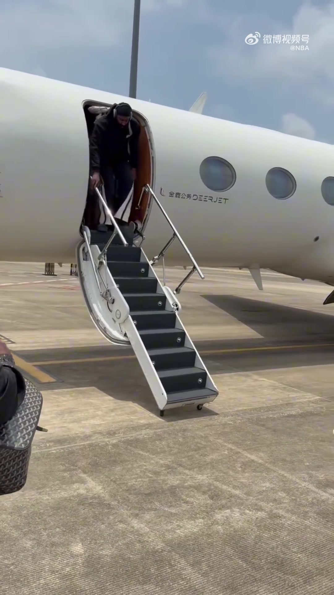 登哥来啦😍哈登乘机抵达中国 连续第3年开启中国行