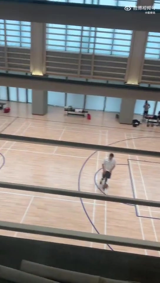 休赛期登哥胖了呢😂哈登中国行训练被球迷拍到 橙色哈登9很吸睛