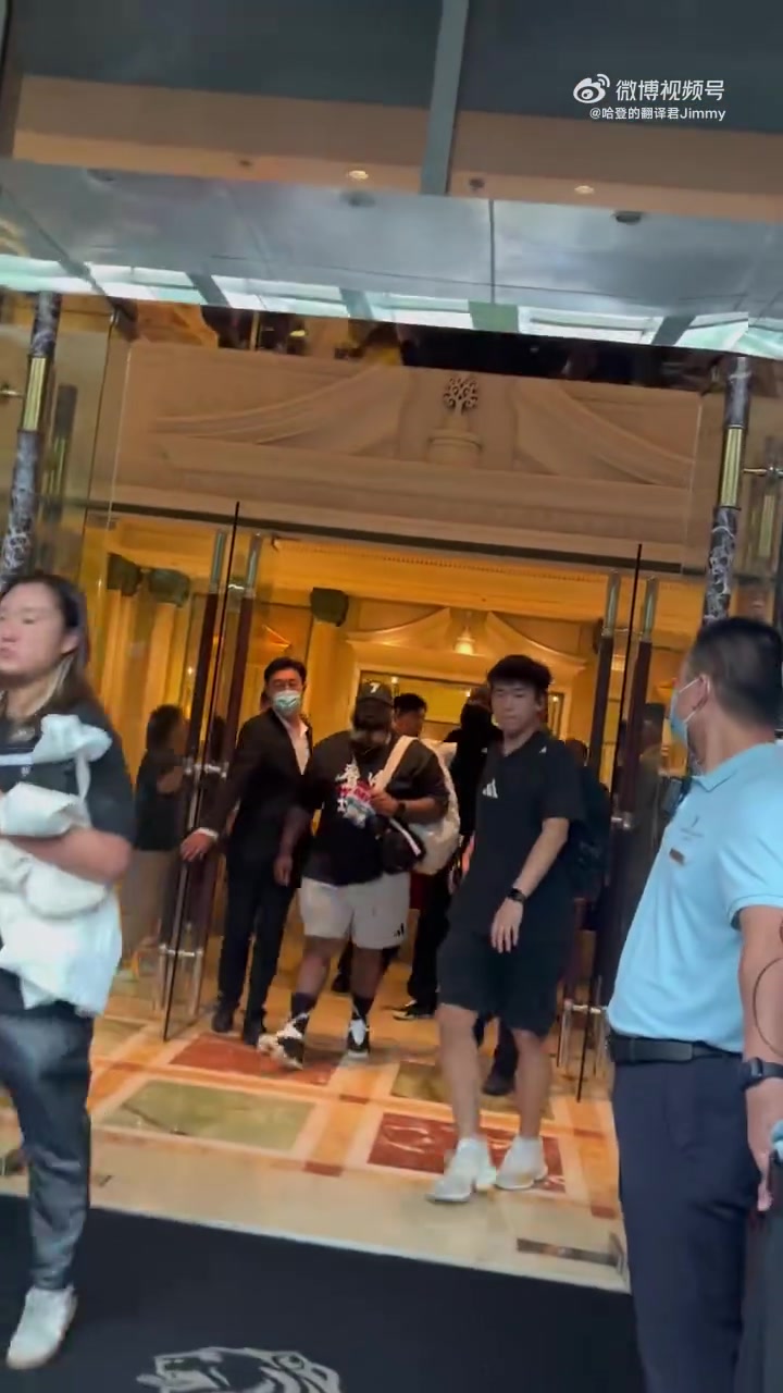 哈登中国行一身唐装出镜🤣强壮的保镖走前头非常抢镜