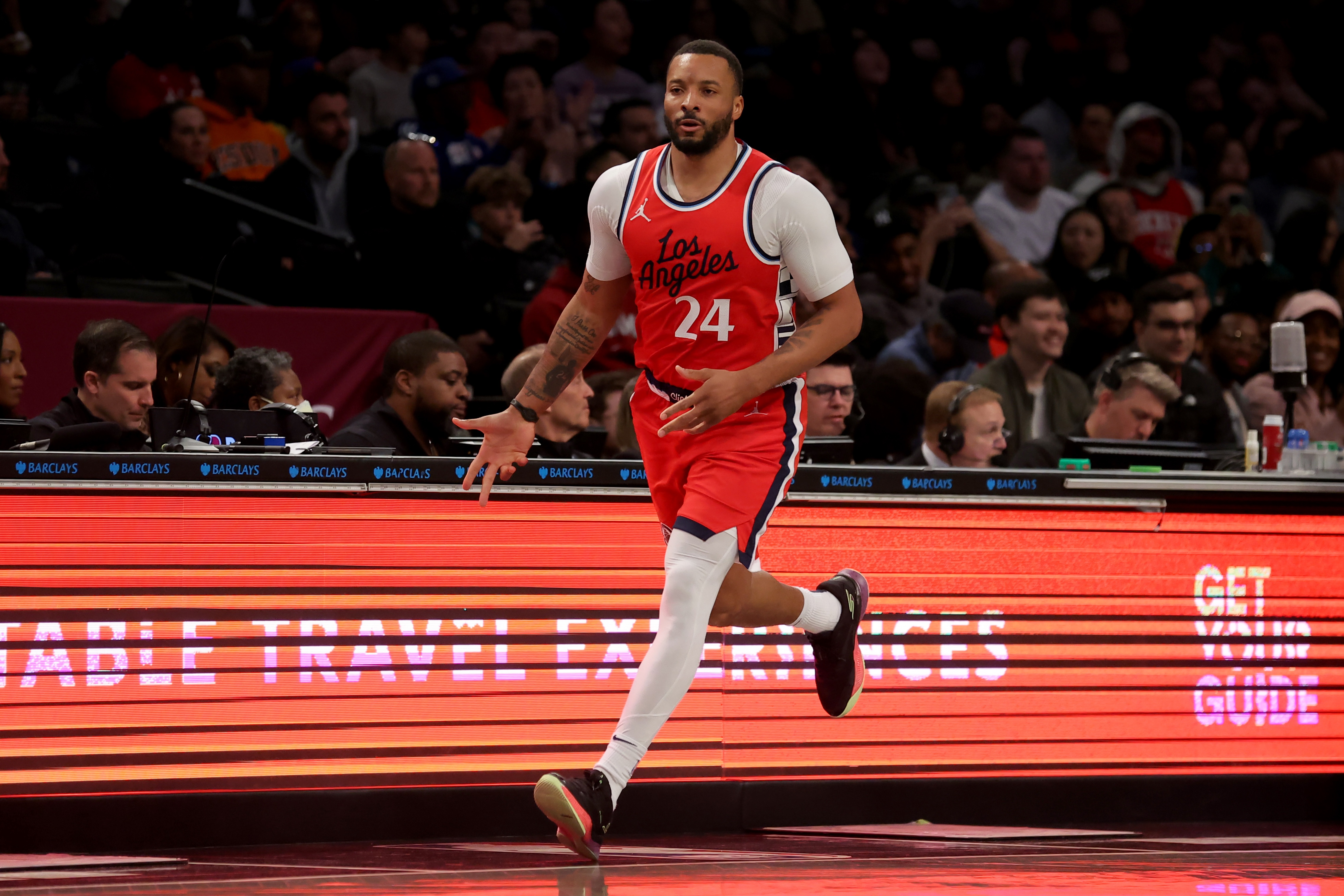 阿德巴约：鲍威尔是容易被低估的球员 现在球队有了不一样的活力