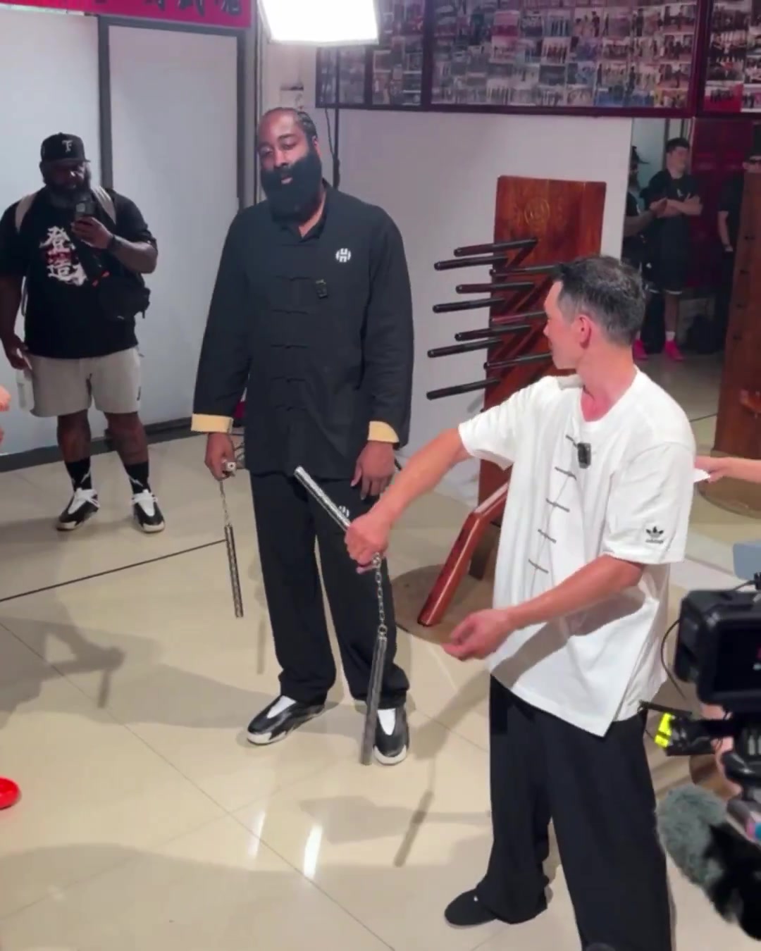 哈登中国行首次学习双节棍 第一个转棍的动作就把登哥难到了😂