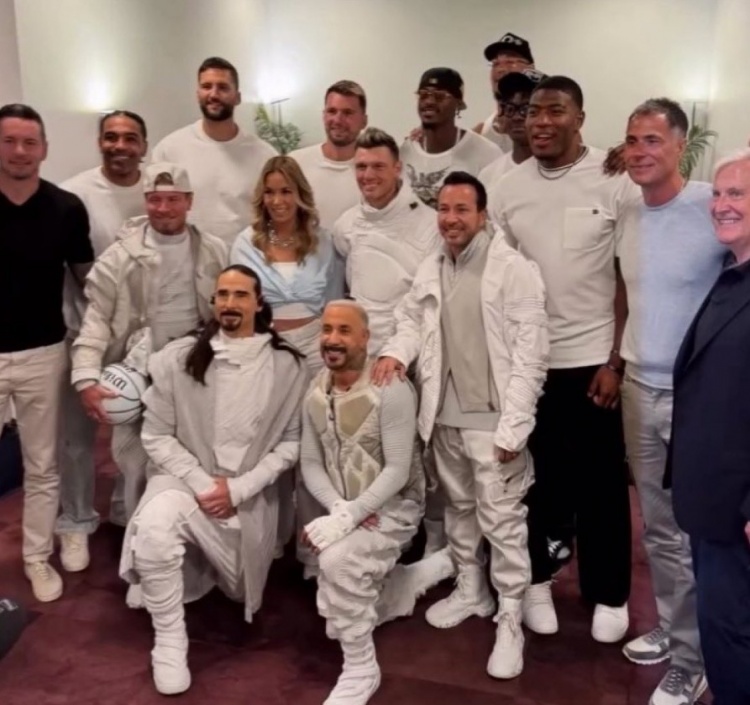 湖人新老板沃尔特和珍妮带东契奇和几名湖人队员在拉斯维加斯庆祝