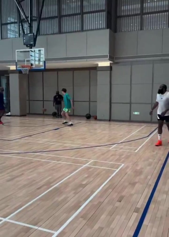 又练单脚漂移三分？哈登中国行期间不忘打磨独门绝技🏀