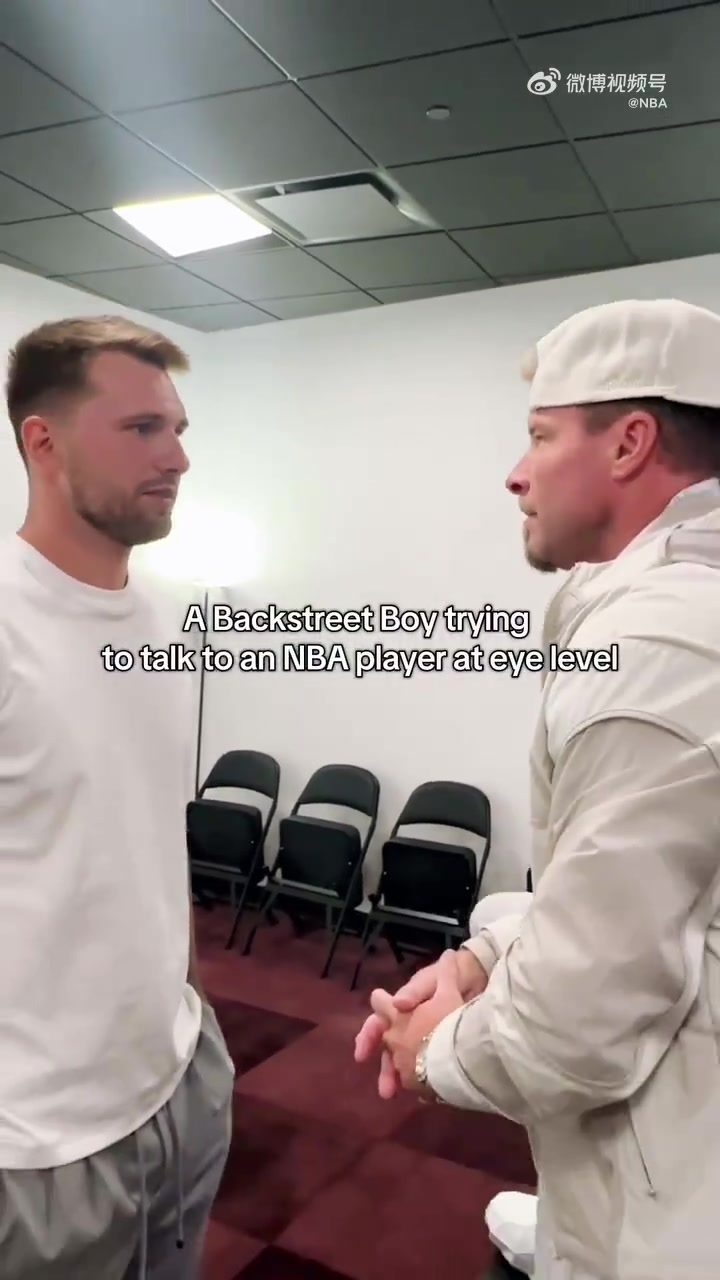 上道具🤣后街男孩主唱单膝跪在桌子上 与东契奇平视交流