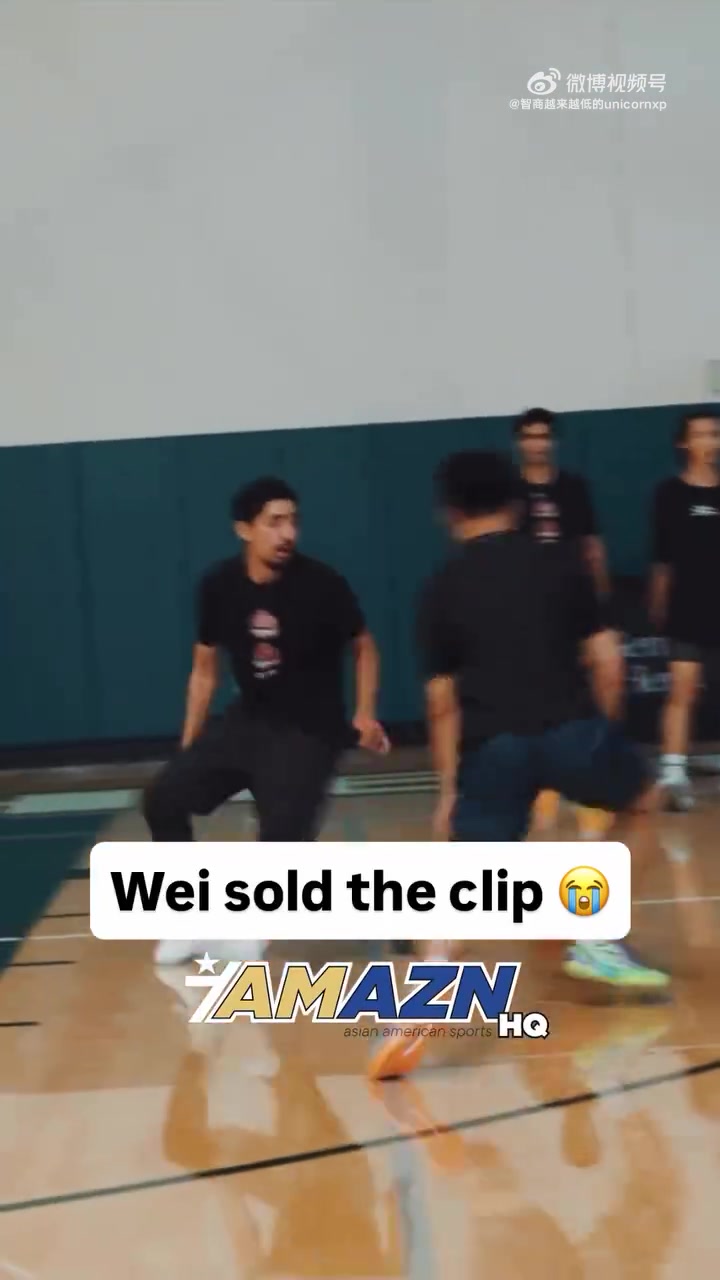 赵维伦在林书豪训练营晃倒对手引欢呼 但可惜随后投篮不中😁