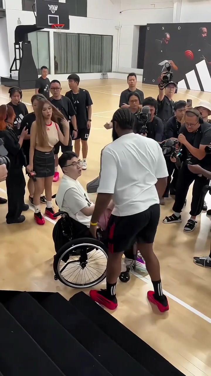 此前捐助的枪击案幸存者！哈登中国行再见郝同学并送上暖心拥抱