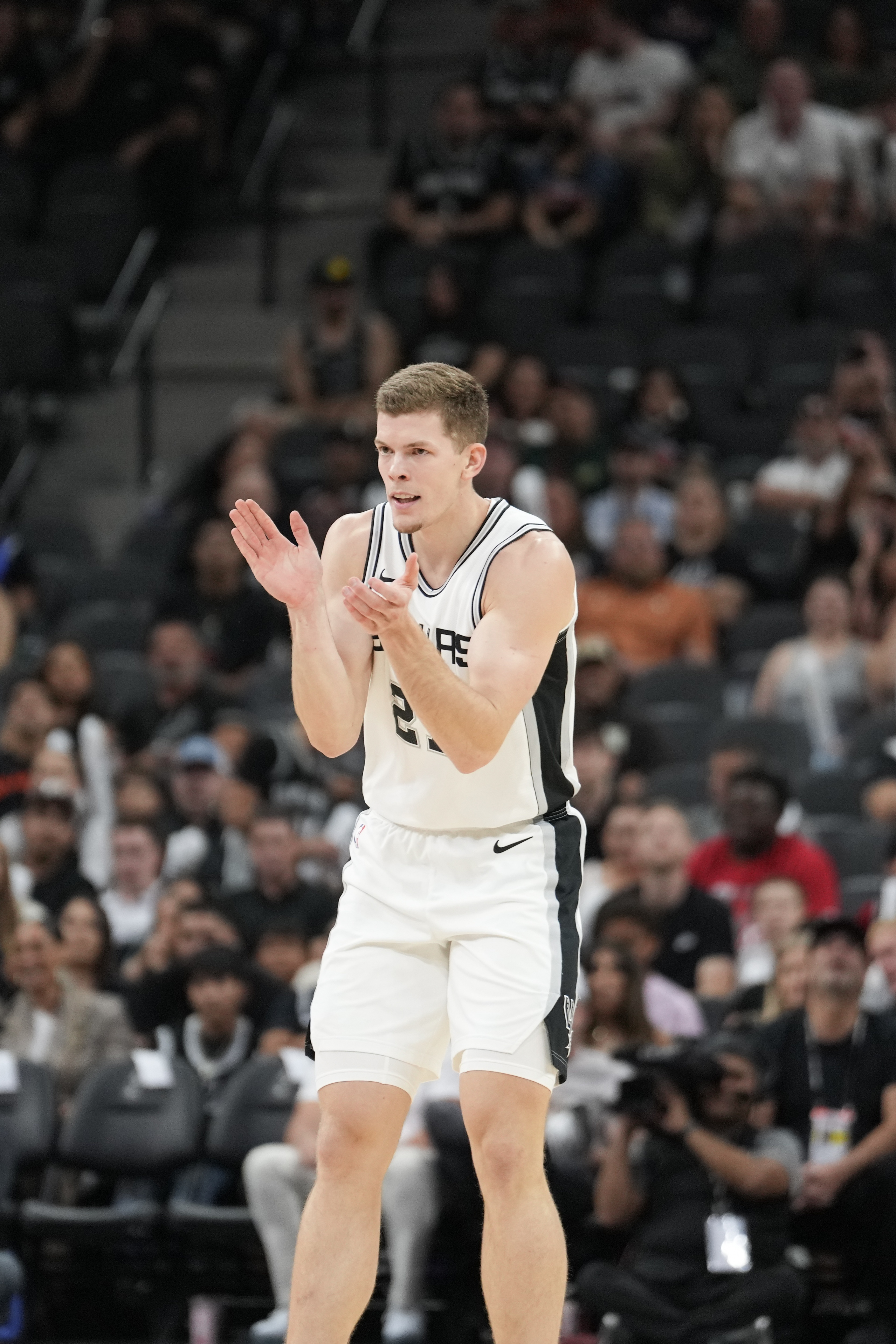 Shams：马刺与前锋莱利-米尼克斯续签一份双向合同