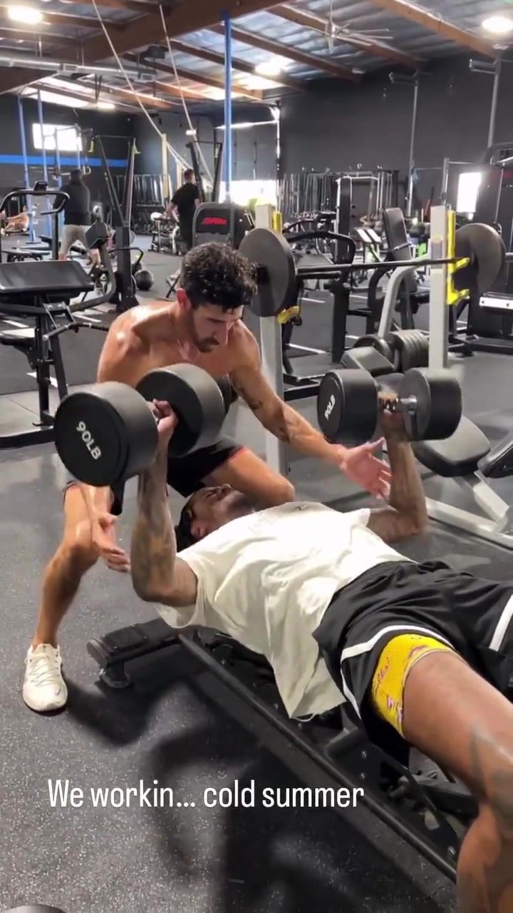 💪NBA球员的力量！杰伦-格林用90磅哑铃做平板卧推！