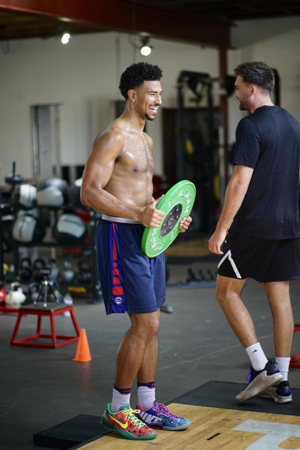 寻求2500万均薪！受限制自由球员格莱姆斯晒训练照：笑容可掬