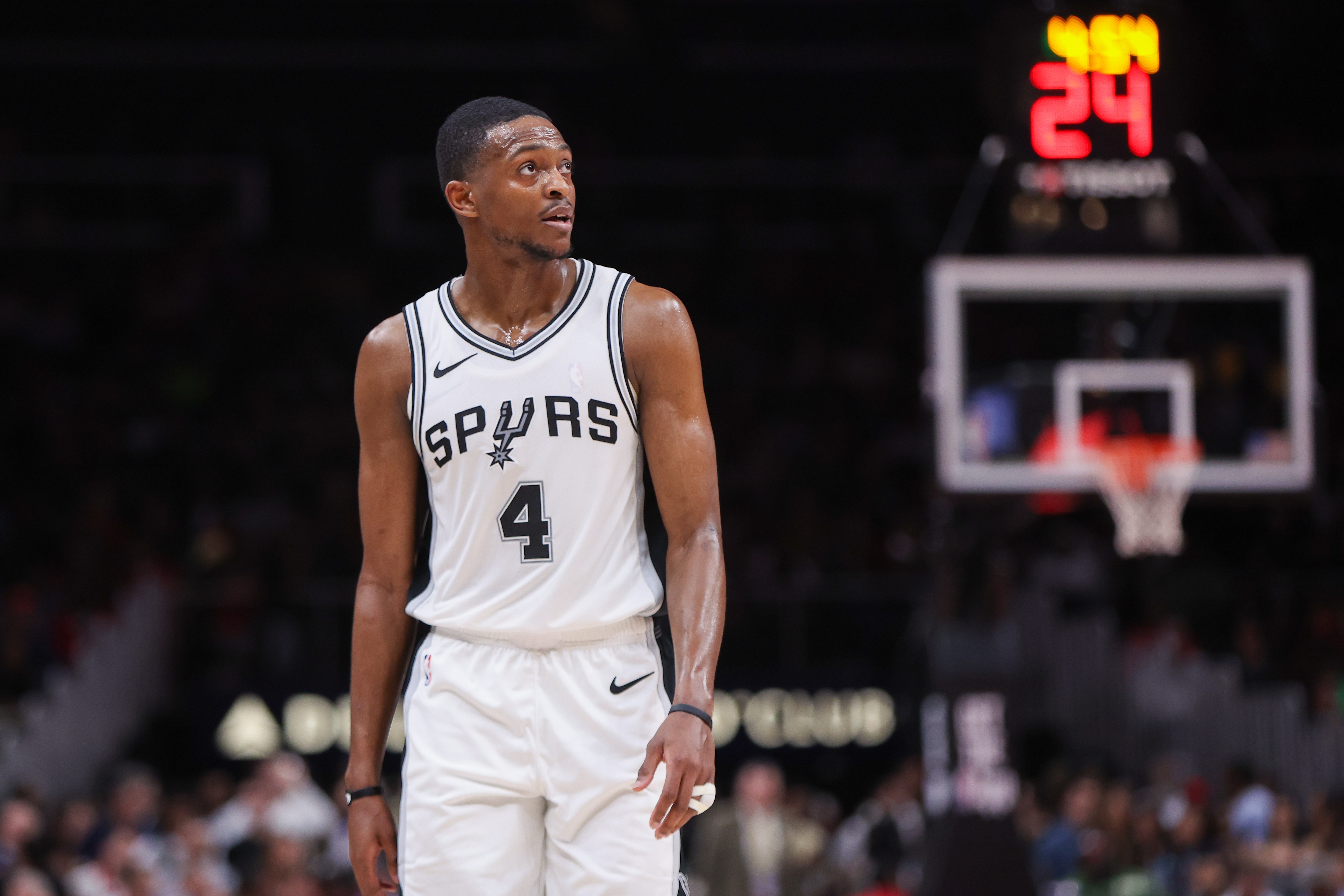 贝弗利：福克斯是联盟第8或9的控卫 其续约将激励队内另两个控卫