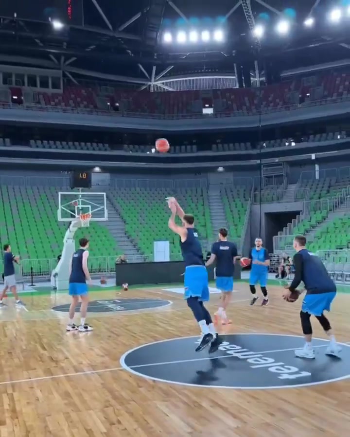 一个月不打球手感还在！东契奇赛前热身中圈三分“压哨”命中🎯