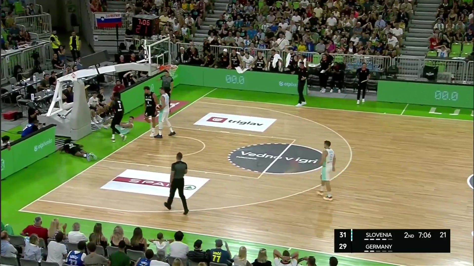 ✊差点干起来！东契奇与邦加爆发口角 随后马上三分迎射后者