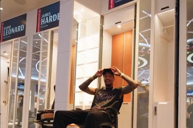 科林斯探访快船更衣室 指着哈登&小卡更衣室柜：这里都是大人物