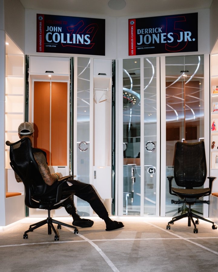 两大锋线悍将！约翰-科林斯和小德里克-琼斯更衣柜紧挨着