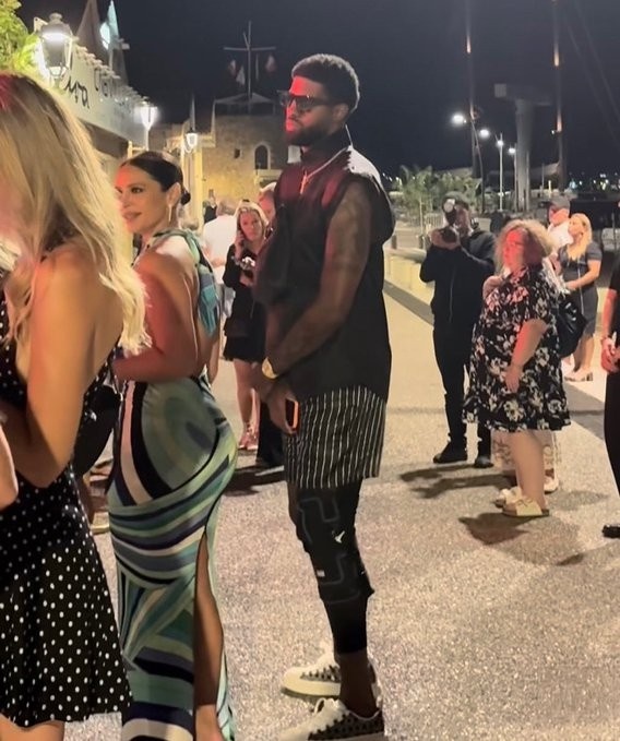 嗨呀🍷网友拍到乔治在夜店门口排队&还戴着护膝 多家美媒转发