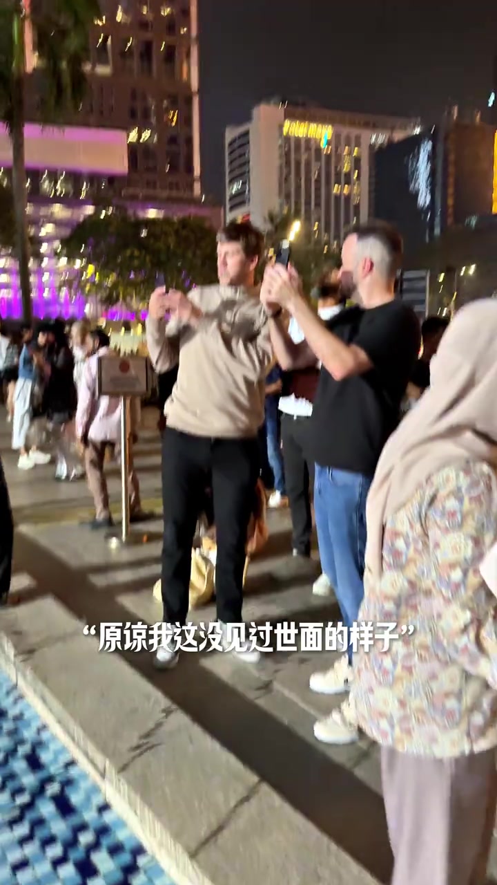 社牛时刻！里夫斯参观吉隆坡双子塔 遇路人自拍上前抢镜合影