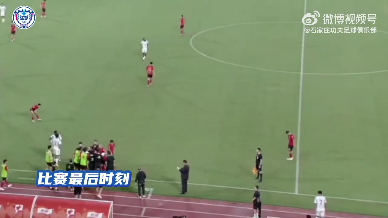 胡靖晕倒石家庄功夫外援立刻上前呼叫医疗,球队主动提出结束比赛