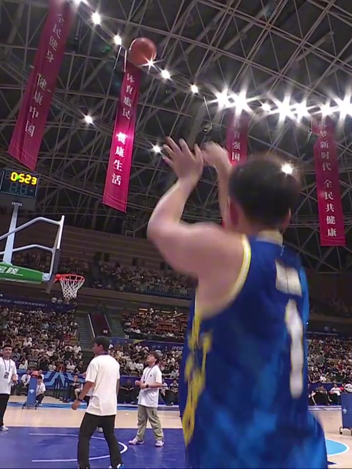 跳投教科书！香港金牛董健在昨天的三分赛以总分17分获得第3名！