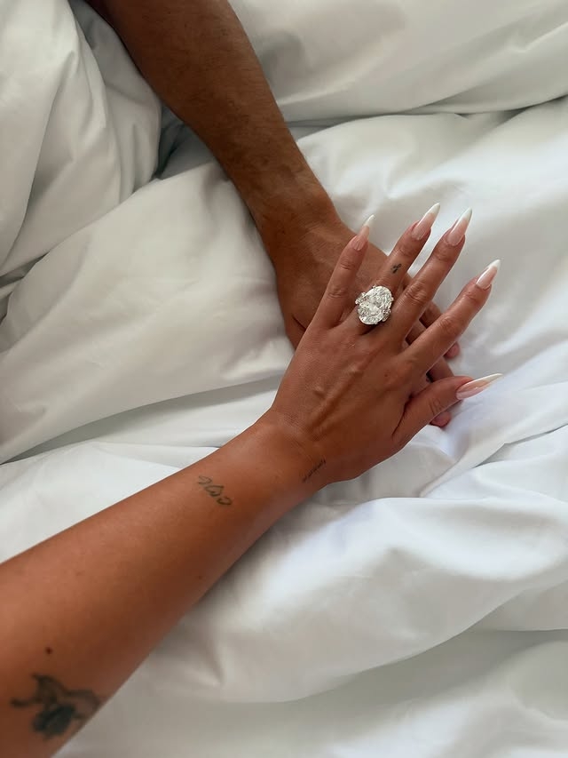 巨大钻戒💍马卡:C罗订婚戒指超一百万美元,很可能超10-15克拉