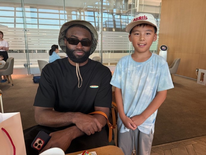 挺巧~杨毅晒图：在首尔转机偶遇杰伦-布朗 杨核桃与其合影