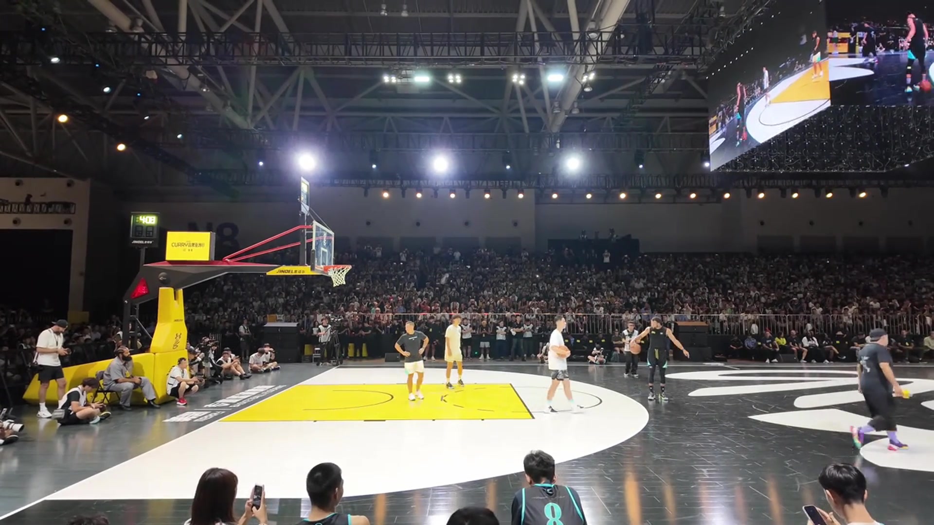 金州拉文太宠粉了!球迷起哄“Dunk!” 库里抛球半转身双手炸扣