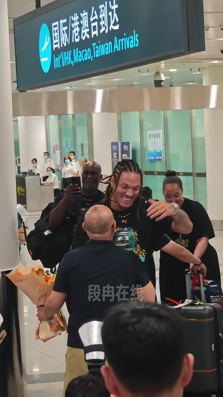 有求必应!掘金球员戈登开启中国行 下飞机给球迷签名