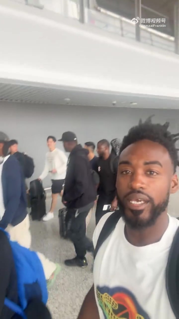 到了!莱昂纳德和前CBA外援富兰克林今天中午已经抵达成都