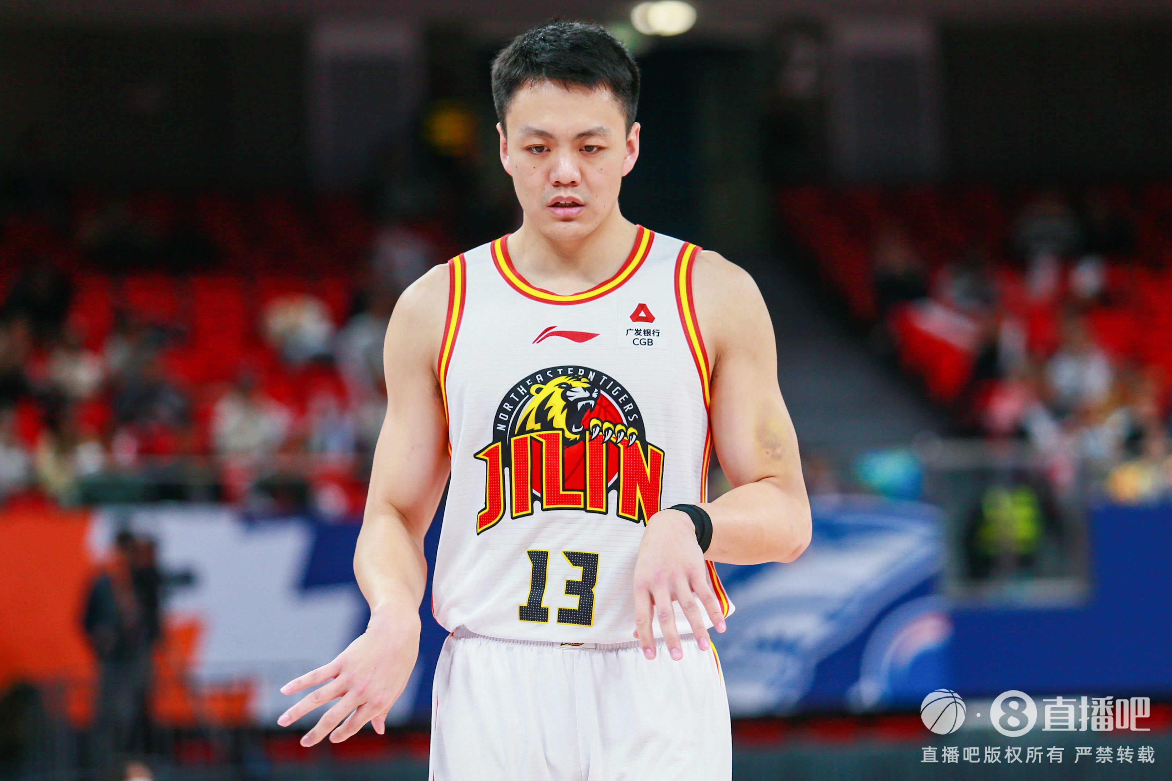 媒体人:辽宁和吉林关于姜宇星的交易确定谈妥 交易合同已经落笔