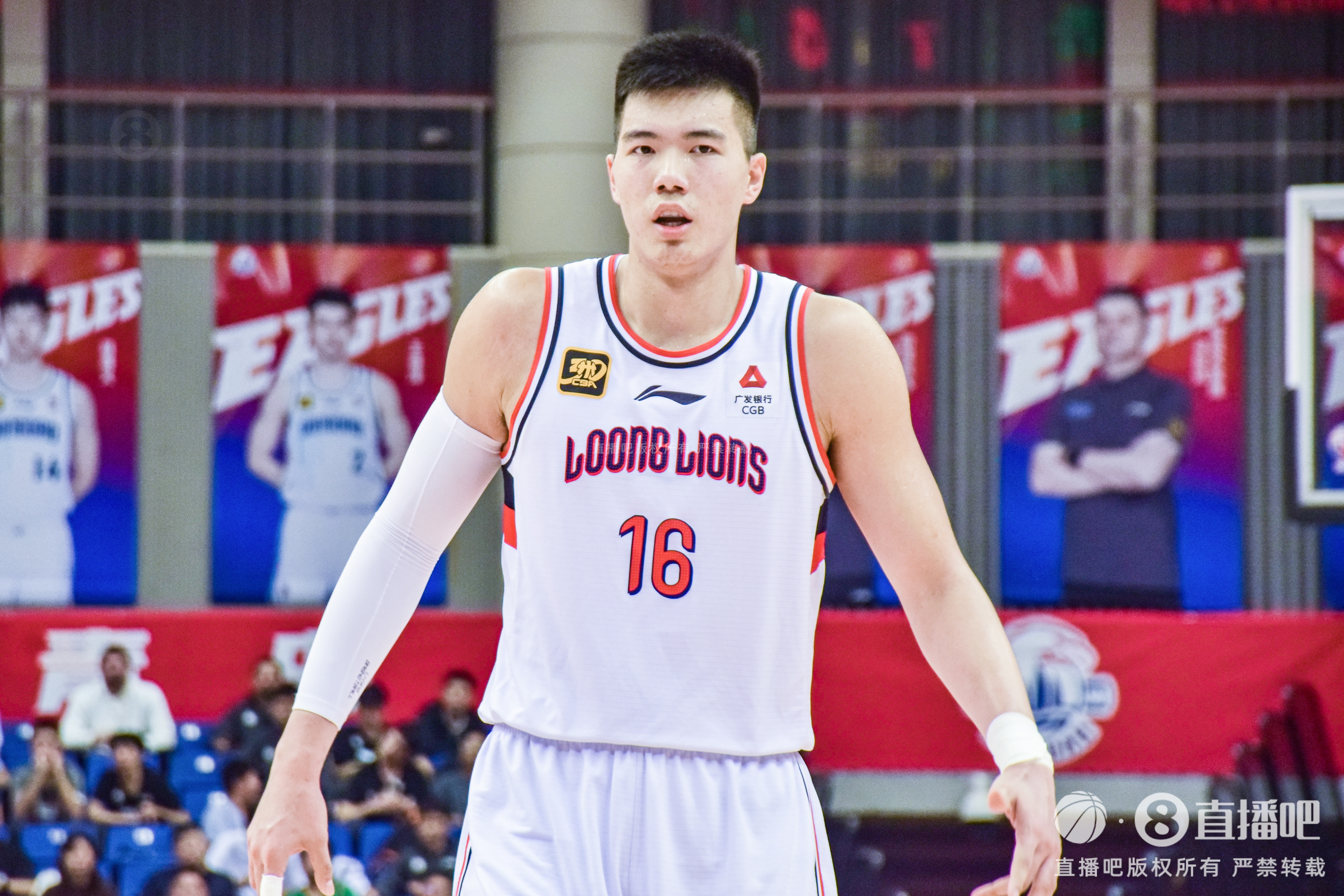 媒体人:广东要么说服焦泊乔留队 要么再交易他的所有权进行补强