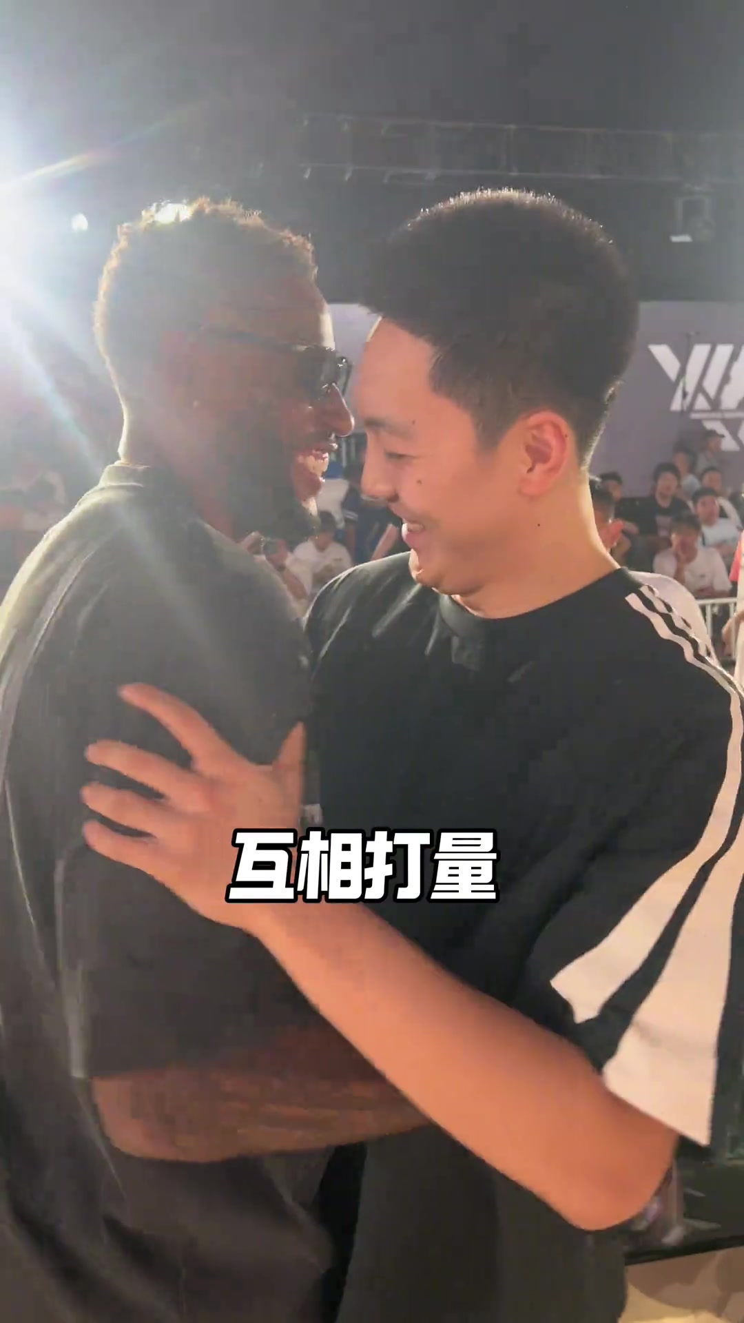 威姆斯拥抱胡明轩:你好久不给我发信息了 你小子翅膀硬了