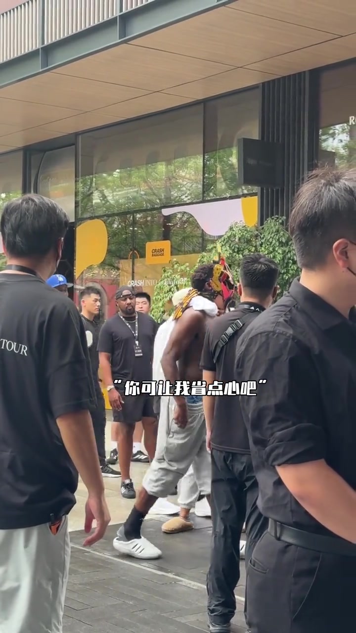 🙈正经点!华子内裤外漏 女友赶紧给他提上去