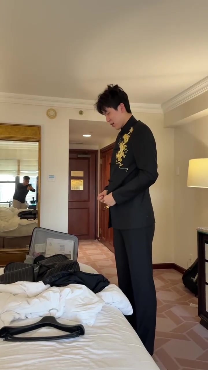 有点小帅!工作室晒杨瀚森穿搭:穿都穿上了 咱们就先瞅一眼