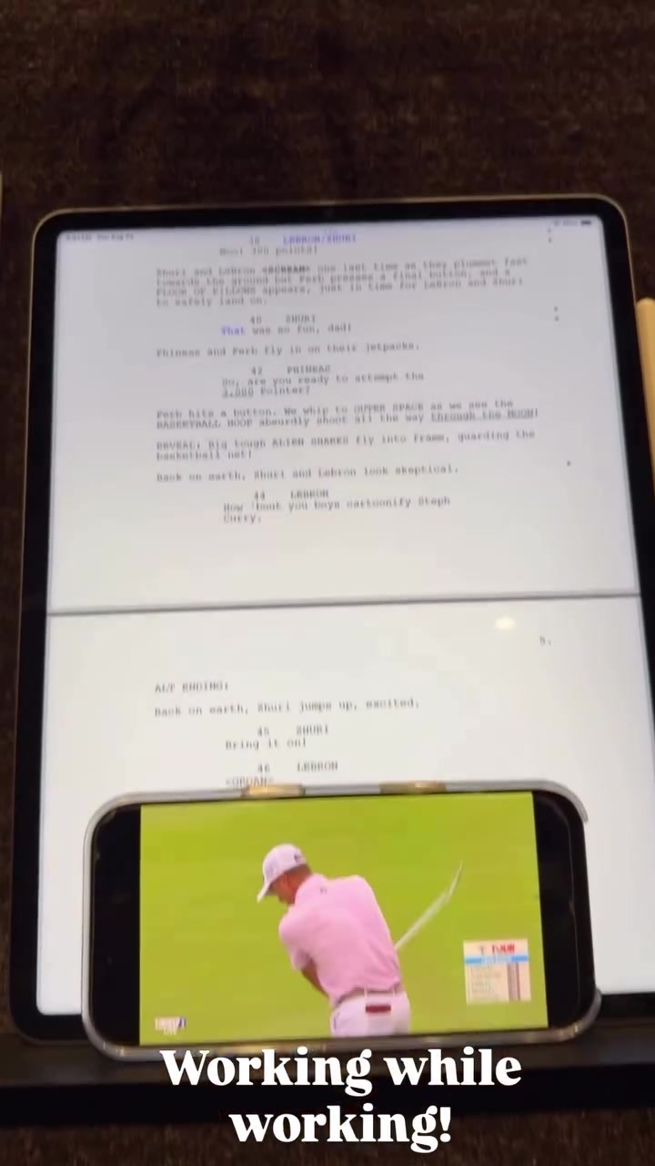 时间管理!詹姆斯晒一边看剧本一边看高尔夫:工作的同时工作!