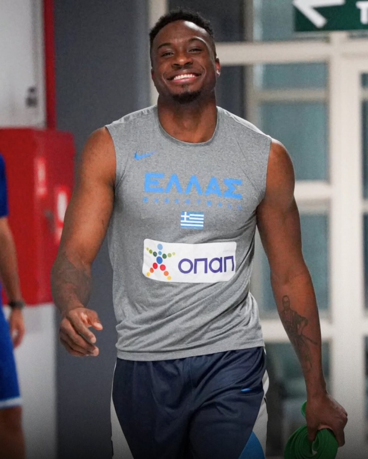 希腊主帅谈字母哥哥：我不会给任何人开后门 他带来了极大的能量