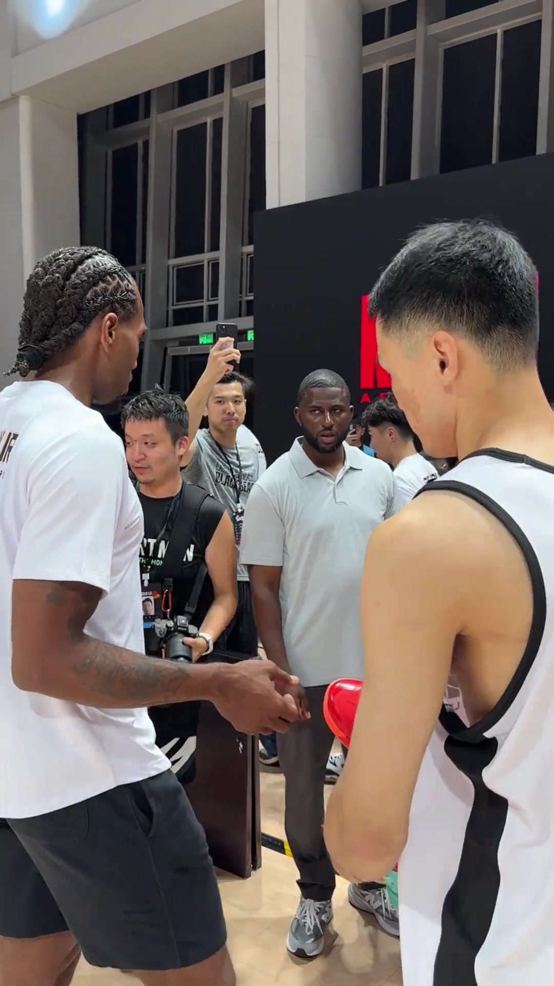 李观洋社媒晒与小卡同场竞技视频：很难描述他张开手防守时多夸张