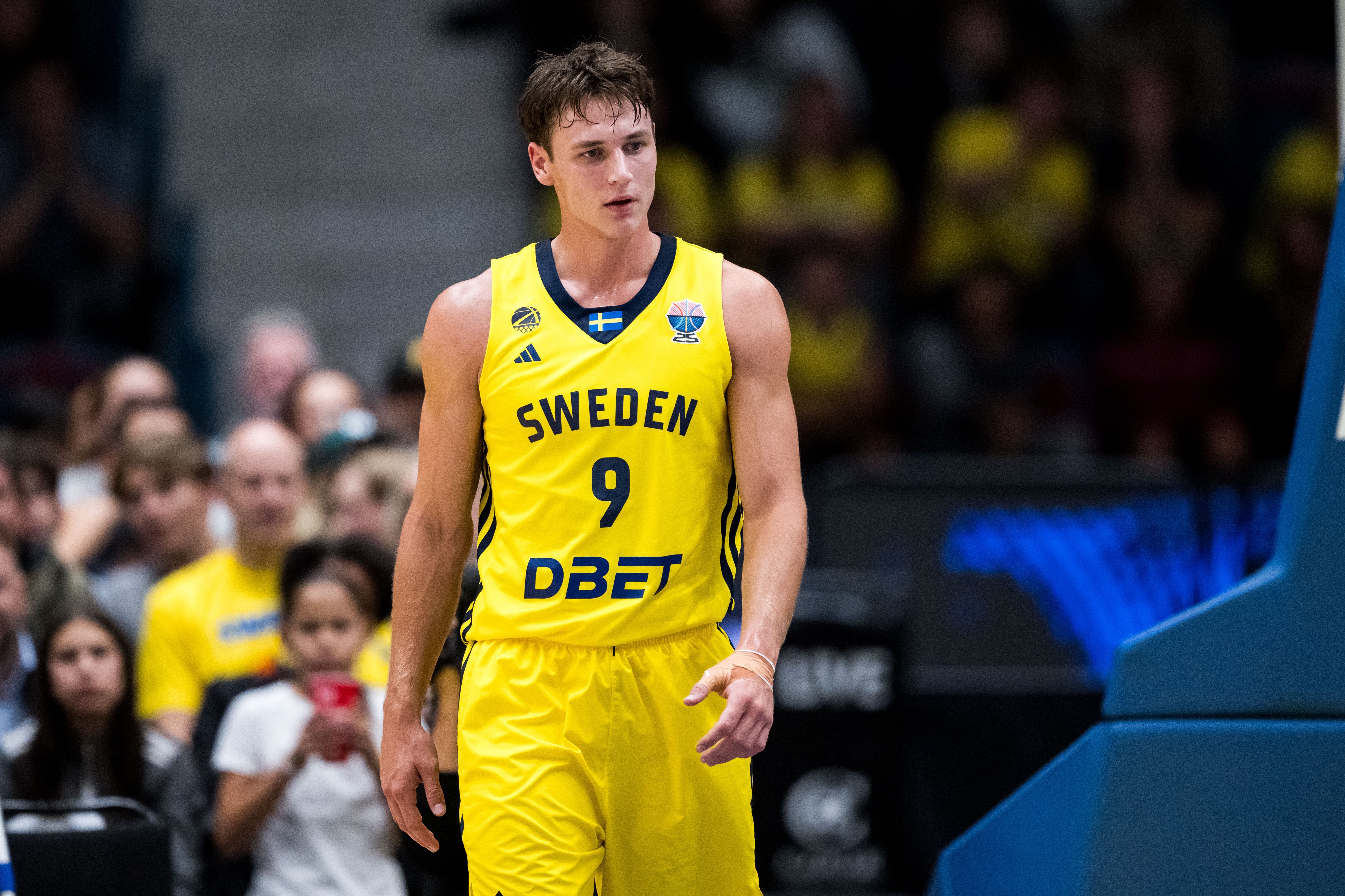 尽力了！拉松20中10空砍全场最高28分外加7板4助2断1帽